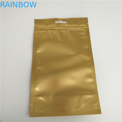 Η τοπ στάση φερμουάρ επάνω στη σακούλα τοποθετεί το τοποθετημένο υλικό με την ευρο-/στρογγυλή κρεμώντας τρύπα σε σάκκο