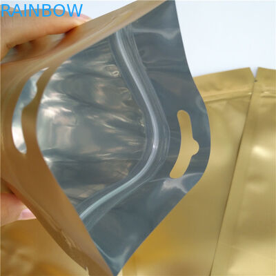 Η τοπ στάση φερμουάρ επάνω στη σακούλα τοποθετεί το τοποθετημένο υλικό με την ευρο-/στρογγυλή κρεμώντας τρύπα σε σάκκο