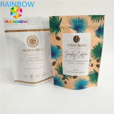 Στάση φύλλων αλουμινίου αργιλίου επάνω στις σακούλες καφέ, πλαστικές Ziplock τσάντες με τις εγκοπές δακρυ'ων