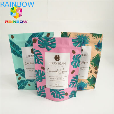 Στάση φύλλων αλουμινίου αργιλίου επάνω στις σακούλες καφέ, πλαστικές Ziplock τσάντες με τις εγκοπές δακρυ'ων