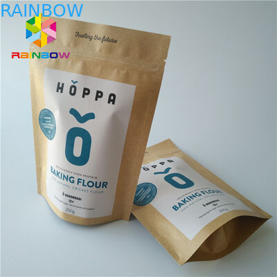 Η στάση τσιμπά επάνω τη σαφή πλαστική σακούλα κλειδαριών φερμουάρ τσαντών συσκευασίας τροφίμων διαφανή με το παράθυρο