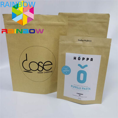 Τα ζιζάνια καφέ στέκονται επάνω το τυπωμένο συνήθεια έγγραφο τσαντών σακουλών που συσκευάζει το έγγραφο της Kraft