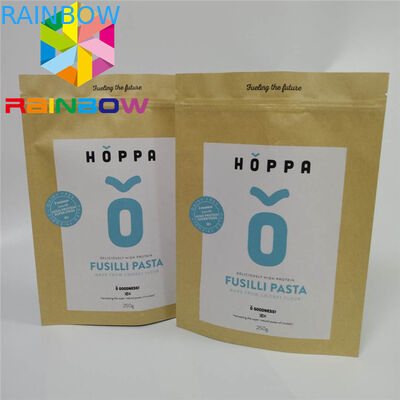 Τα ζιζάνια καφέ στέκονται επάνω το τυπωμένο συνήθεια έγγραφο τσαντών σακουλών που συσκευάζει το έγγραφο της Kraft