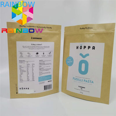 Τα ζιζάνια καφέ στέκονται επάνω το τυπωμένο συνήθεια έγγραφο τσαντών σακουλών που συσκευάζει το έγγραφο της Kraft