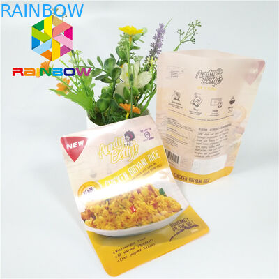 Οι πλαστικές σακούλες φερμουάρ που συσκευάζουν την τυπωμένη κενή ανταπάντηση σάλτσας τροφίμων στέκονται επάνω την τσάντα