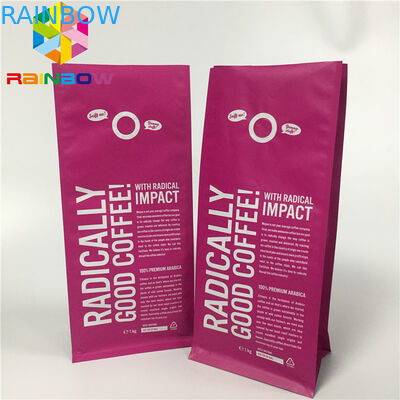 Η συσκευασία σακουλών φύλλων αλουμινίου αργιλίου, στέκεται επάνω το επίπεδο κατώτατο σημείο τσαντών καφέ με τη βαλβίδα