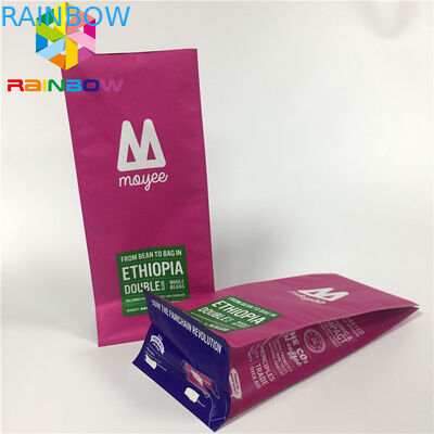 Η συσκευασία σακουλών φύλλων αλουμινίου αργιλίου, στέκεται επάνω το επίπεδο κατώτατο σημείο τσαντών καφέ με τη βαλβίδα