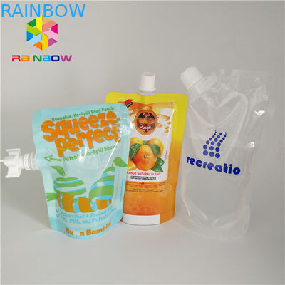 Πλαστικές τσάντες σωλήνων ποτών υγρές, στάση ποτών χυμού φρούτων επάνω στις σακούλες με την ΚΑΠ