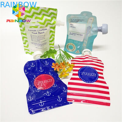 Πλαστικές τσάντες σωλήνων ποτών υγρές, στάση ποτών χυμού φρούτων επάνω στις σακούλες με την ΚΑΠ