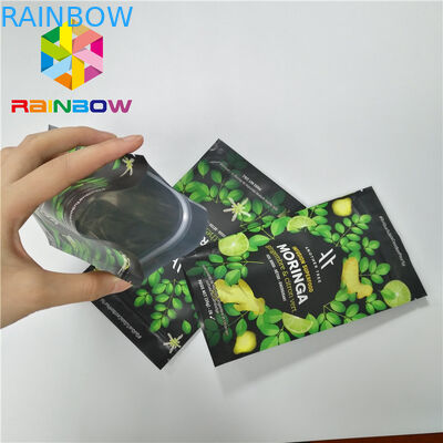 Η τοποθετημένη σε στρώματα υλική στάση επάνω στη σακούλα τοποθετεί Moringa τη συσκευασία σκονών φύλλων με το φερμουάρ