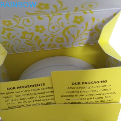 Στάση απόδειξης μυρωδιάς καραμελών επάνω στην αποτύπωση σε ανάγλυφο μετάλλων ΚΑΠ ζιζανίων συσκευασίας σακουλών γύρω από τα δοχεία κασσίτερου τροφίμων