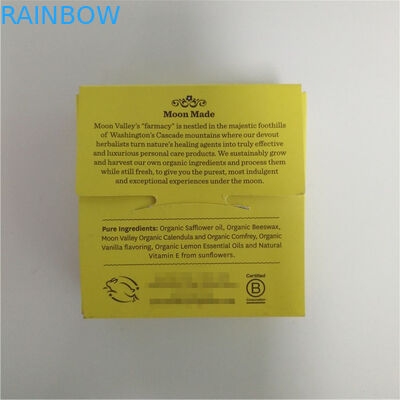 Στάση απόδειξης μυρωδιάς καραμελών επάνω στην αποτύπωση σε ανάγλυφο μετάλλων ΚΑΠ ζιζανίων συσκευασίας σακουλών γύρω από τα δοχεία κασσίτερου τροφίμων