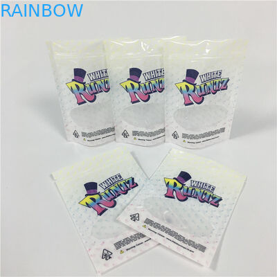 Η άσπρη στάση απόδειξης μυρωδιάς Runtz επάνω στο ζιζάνιο σακουλών τοποθετεί τις συσκευάζοντας τσάντες Mylar σε σάκκο Doypack