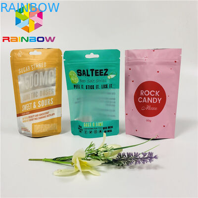 Πλαστικές σακούλες βαθμού τροφίμων που συσκευάζουν την τοποθετημένη σε στρώματα στάση επάνω στο προσαρμοσμένο σακούλα λογότυπο φερμουάρ