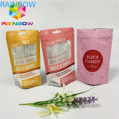 Πλαστικές σακούλες βαθμού τροφίμων που συσκευάζουν την τοποθετημένη σε στρώματα στάση επάνω στο προσαρμοσμένο σακούλα λογότυπο φερμουάρ