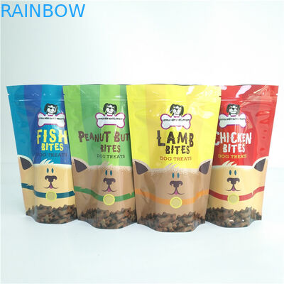 Το σκυλί μεταχειρίζεται την τοποθετημένη σε στρώματα πλαστική επαναχρησιμοποιήσιμη κενή τσάντα οργανική σακούλα τροφίμων της Pet αποθήκευσης