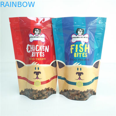 Το σκυλί μεταχειρίζεται την τοποθετημένη σε στρώματα πλαστική επαναχρησιμοποιήσιμη κενή τσάντα οργανική σακούλα τροφίμων της Pet αποθήκευσης