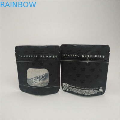 Μαύρη στάση φύλλων αλουμινίου αργιλίου Mylar μεταλλινών επάνω στην ιατρική συσκευασία φύλλων καπνών σακουλών