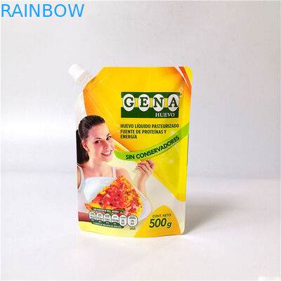 Πλαστική στάση ποτών επάνω ριγμένη ποτό τσάντα χυμού φρούτων σακουλών στην επαναχρησιμοποιήσιμη με την ΚΑΠ