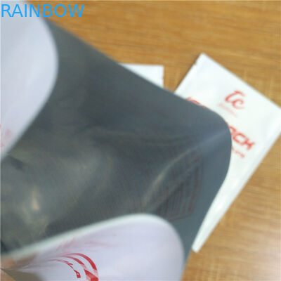 Ιδιωτική στάση ετικετών επάνω στη συσκευασία σκονών διατροφής συμπληρωμάτων τσαντών 30g με το λογότυπο συνήθειας