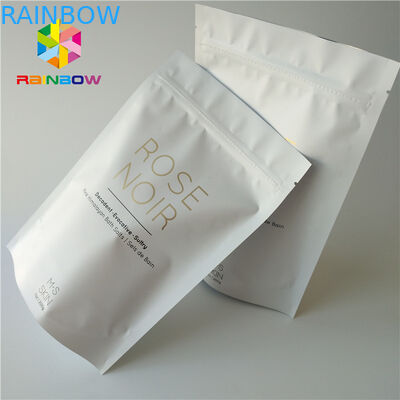 Η άσπρη πλαστική στάση επάνω στο σώμα τρίβει την καλλυντική συσκευάζοντας τσάντα για την αλατισμένη φροντίδα δέρματος λουσίματος θάλασσας