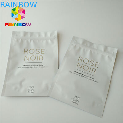 Η άσπρη πλαστική στάση επάνω στο σώμα τρίβει την καλλυντική συσκευάζοντας τσάντα για την αλατισμένη φροντίδα δέρματος λουσίματος θάλασσας