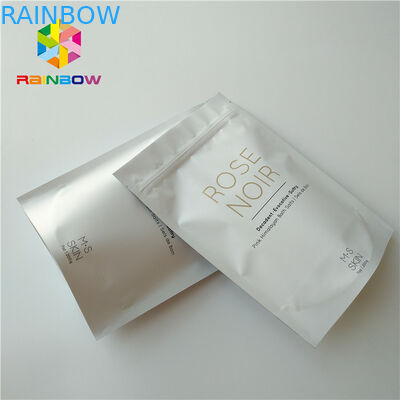 Η άσπρη πλαστική στάση επάνω στο σώμα τρίβει την καλλυντική συσκευάζοντας τσάντα για την αλατισμένη φροντίδα δέρματος λουσίματος θάλασσας