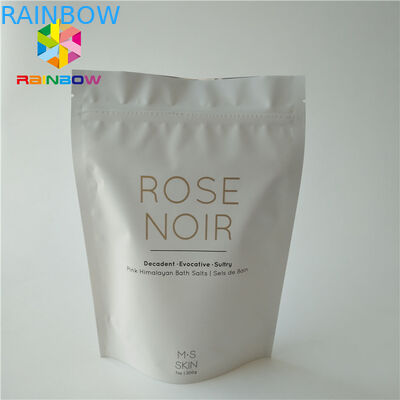 Η άσπρη πλαστική στάση επάνω στο σώμα τρίβει την καλλυντική συσκευάζοντας τσάντα για την αλατισμένη φροντίδα δέρματος λουσίματος θάλασσας