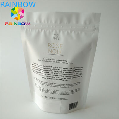 Η άσπρη πλαστική στάση επάνω στο σώμα τρίβει την καλλυντική συσκευάζοντας τσάντα για την αλατισμένη φροντίδα δέρματος λουσίματος θάλασσας