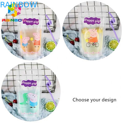 Διαφανής υγρός πίνει τις συσκευάζοντας τσάντες σακουλών τροφίμων στέκεται επάνω το FDA με τις λαβές/τα άχυρα