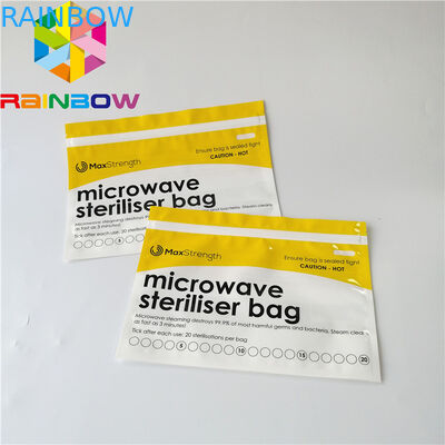 Η στάση παιδικών τροφών επάνω στις τσάντες σακουλών φερμουάρ στέκεται επάνω τον τύπο αποστειρωτή ατμού μικροκυμάτων