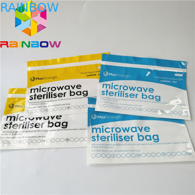 Η στάση παιδικών τροφών επάνω στις τσάντες σακουλών φερμουάρ στέκεται επάνω τον τύπο αποστειρωτή ατμού μικροκυμάτων