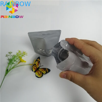 Η στιλπνή συσκευάζοντας στάση σακουλών φύλλων αλουμινίου αργιλίου επάνω στην απόδειξη μυρωδιάς Mylar συγκολλά με θερμότητα με το παράθυρο