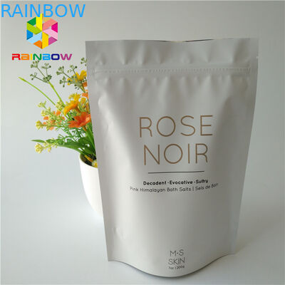 Ο καφές τρίβει τη συσκευάζοντας στάση επάνω στην αλατισμένη σακούλα συσκευασίας λουτρών σώματος φύλλων αλουμινίου αργιλίου τσαντών Κ