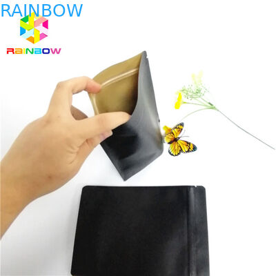 Μαύρη της Kraft εγγράφου στάση λογότυπων συνήθειας τσαντών συσκευάζοντας επάνω στην ανακυκλώσιμη κλειδαριά φερμουάρ σακουλών