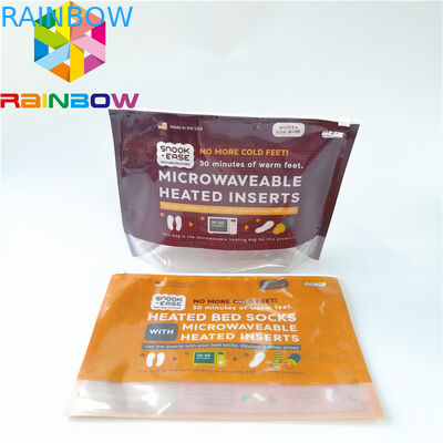 Πλαστικές σακούλες ενδυμάτων εσώρουχων ατόμων που συσκευάζουν τη στάση που γλιστρά επάνω τη συνήθεια τσαντών φερμουάρ