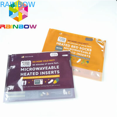 Πλαστικές σακούλες ενδυμάτων εσώρουχων ατόμων που συσκευάζουν τη στάση που γλιστρά επάνω τη συνήθεια τσαντών φερμουάρ