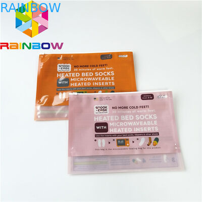 Πλαστικές σακούλες ενδυμάτων εσώρουχων ατόμων που συσκευάζουν τη στάση που γλιστρά επάνω τη συνήθεια τσαντών φερμουάρ