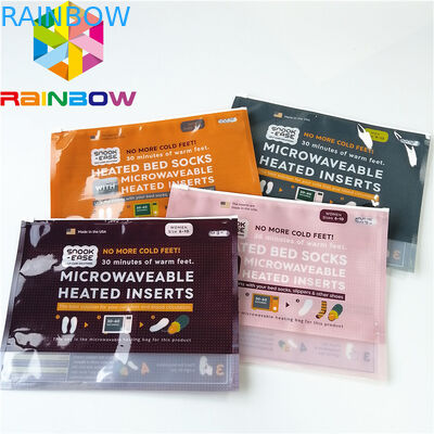 Πλαστικές σακούλες ενδυμάτων εσώρουχων ατόμων που συσκευάζουν τη στάση που γλιστρά επάνω τη συνήθεια τσαντών φερμουάρ