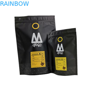 Μαύρη στάση επάνω στο προσαρμοσμένο τσάντα μέγεθος καφέ Κ PE σακουλών MOPP VMPET συσκευασίας τσαγιού