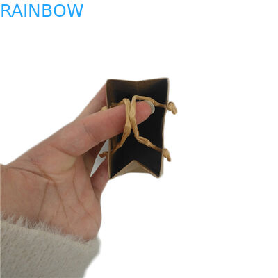 Οι μικρές προσαρμοσμένες τσάντες εγγράφου στέκονται επάνω τη συσκευασία τροφίμων καραμελών δώρων με τη λαβή