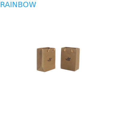 Στάση Doypack επάνω στη μικρή χειροποίητη τσάντα εγγράφου της Kraft σακουλών που ανακυκλώνεται με τη λαβή