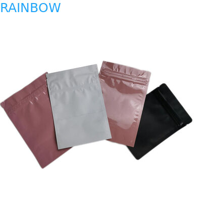 Στάση δώρων καραμελών μπισκότων επάνω Ziplock σακουλών στη συσκευάζοντας διαφανή πολυ τσάντα Mylar