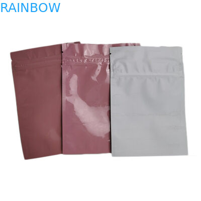 Στάση δώρων καραμελών μπισκότων επάνω Ziplock σακουλών στη συσκευάζοντας διαφανή πολυ τσάντα Mylar