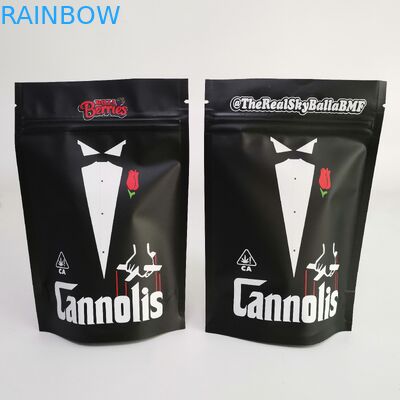 Στάση μπισκότων CBD 3x4 ζιζανίων φύλλων αλουμινίου αργιλίου επάνω στην τσάντα φερμουάρ