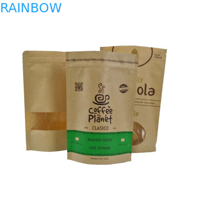 Υγρασία - τα μπισκότα απόδειξης στέκονται επάνω τη σακούλα εγγράφου της Kraft