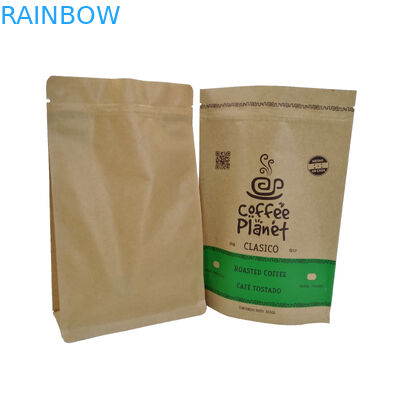 Υγρασία - τα μπισκότα απόδειξης στέκονται επάνω τη σακούλα εγγράφου της Kraft