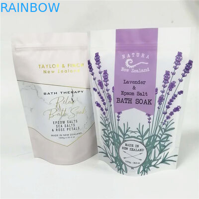 Το σώμα τρίβει τη στάση επάνω στην τσάντα φύλλων αλουμινίου αργιλίου με το φερμουάρ για το ροδαλό άλας essention