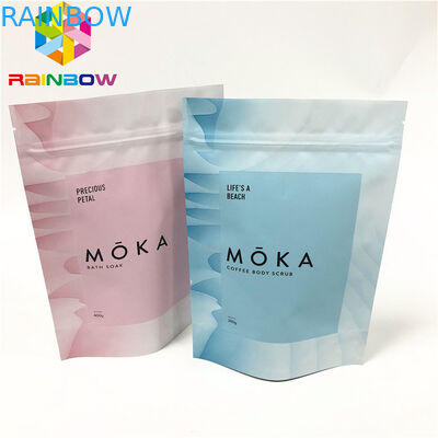 Το σώμα τρίβει τη στάση επάνω ziplock στη σακούλα που η επαναχρησιμοποιήσιμη συσκευάζοντας τσάντα με το δάκρυ χαράζει τις προσαρμοσμένες σακούλες