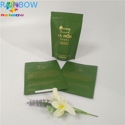 Το σώμα τρίβει τη στάση κρέμας MOPP VMPET που συσκευάζει επάνω τις τσάντες